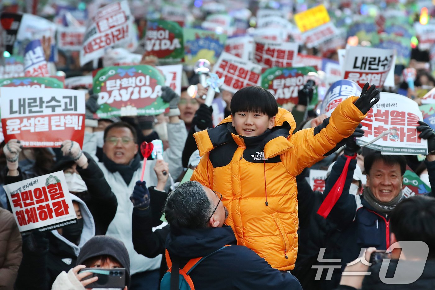 본문 이미지 - 윤석열 대통령에 대한 2차 탄핵소추안이 국회에서 가결된 14일 오후 대구 중구 국채보상로를 가득 메운 시민들이 탄핵소추안 가결 소식에 기뻐하며 환호성을 지르고 있다. 2024.12.14/뉴스1 ⓒ News1 공정식 기자