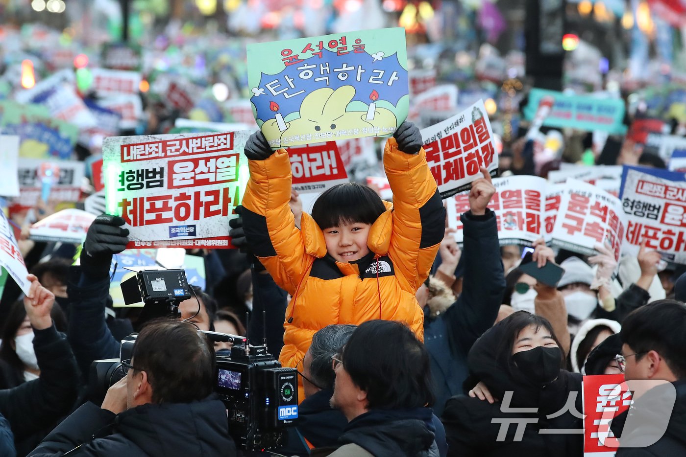 윤석열 대통령에 대한 2차 탄핵소추안이 국회에서 가결된 14일 오후 대구 중구 국채보상로를 가득 메운 시민들이 탄핵소추안 가결 소식에 기뻐하며 환호성을 지르고 있다. 2024.12.14/뉴스1 ⓒ News1 공정식 기자