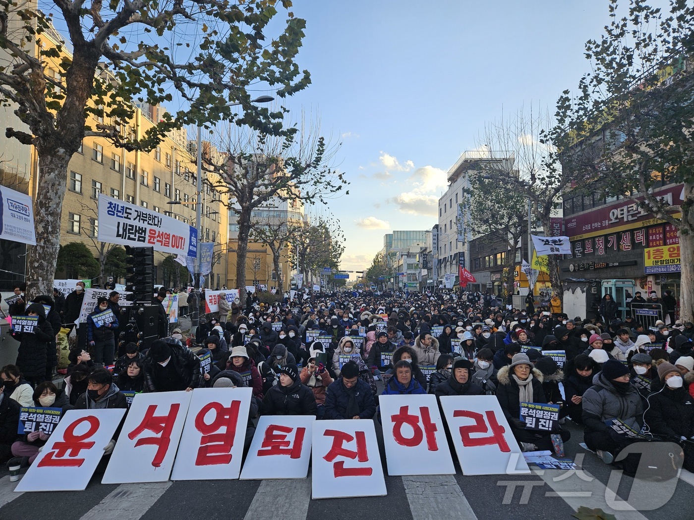 (청주=뉴스1) 이재규 기자 = 14일 오후 충북도청 앞에서 열린 충북도민총궐기대회에서 도민들이 '윤석열 퇴진하라'가 적힌 피켓을 들고 있다.2024.12.14/뉴스1