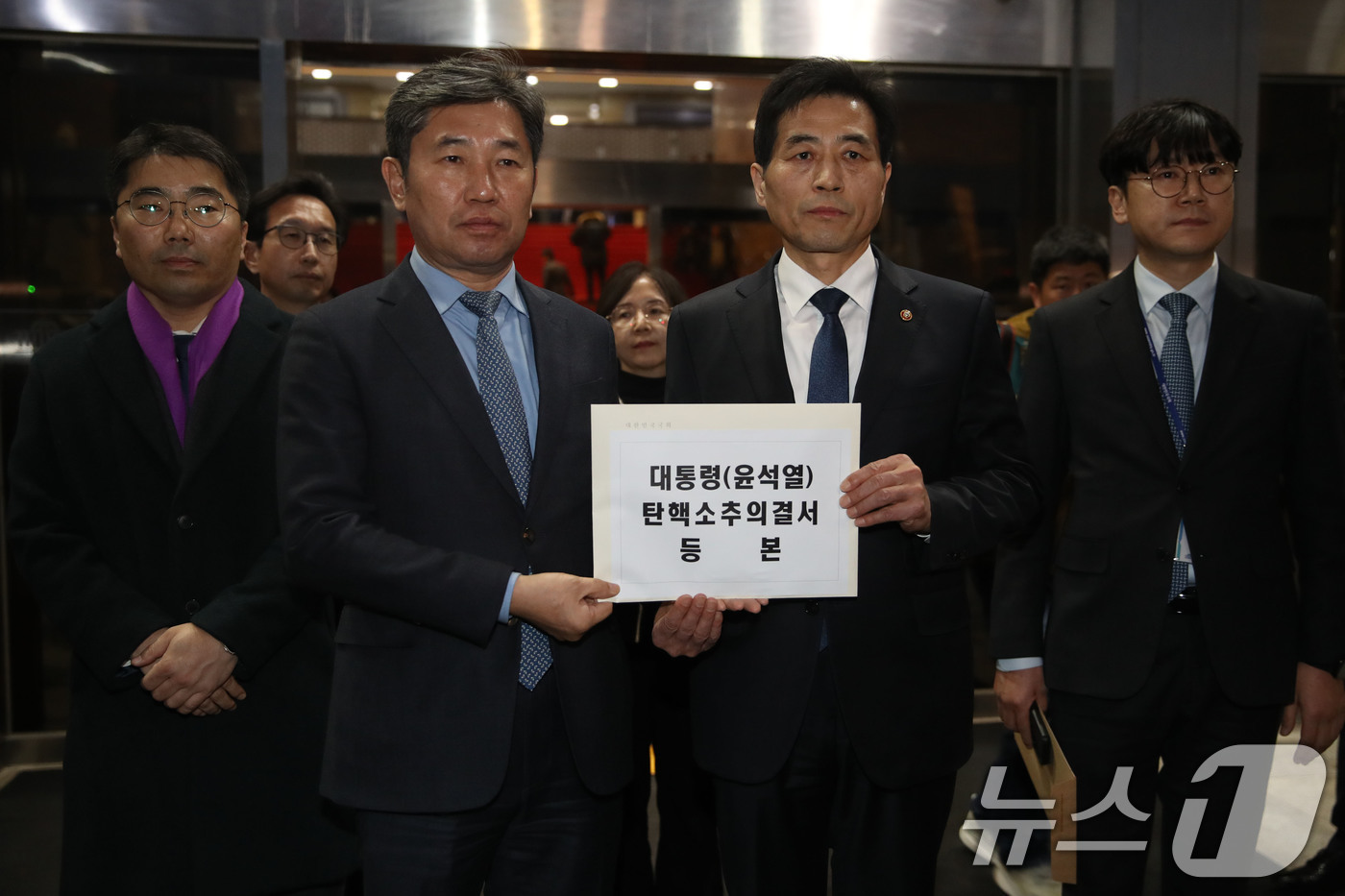 (서울=뉴스1) 이광호 기자 = 김민기 국회사무총장(오른쪽 두번째)이 14일 오후 서울 여의도 국회에서 윤석열 대통령 탄핵소추의결서를 대통령실에 전달하기 위해 국회를 나서고있다. …