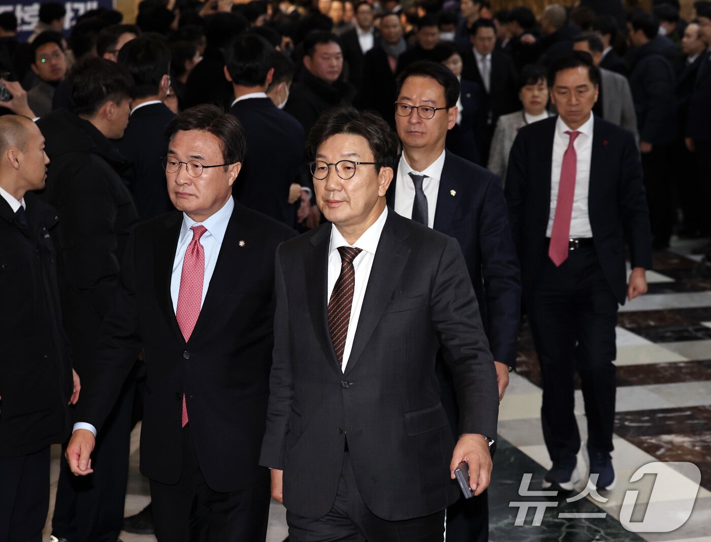 본문 이미지 - 권성동 원내대표를 비롯한 국민의힘 의원들이 14일 오후 서울 여의도 국회에서 윤석열 대통령에 대한 탄핵소추안이 가결된 뒤 본회의장을 나서고 있다. 윤 대통령 탄핵안은 재적의원 300명이 모두 투표에 참여해 찬성 204표, 반대 85표, 기권 3표, 무효 8표로 가결됐다. 2024.12.14/뉴스1 ⓒ News1 구윤성 기자