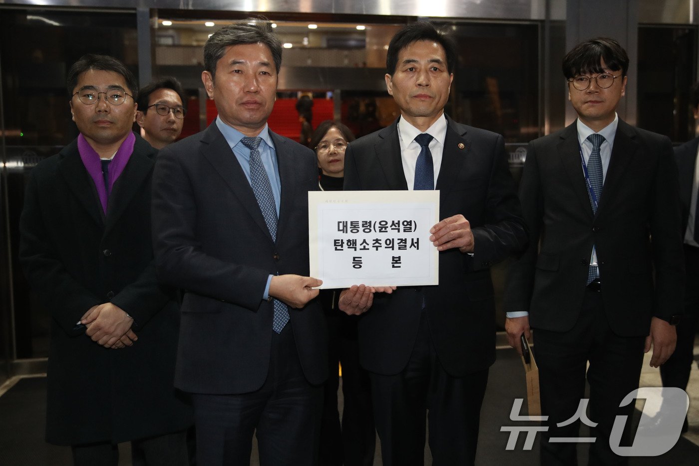 본문 이미지 - 김민기 국회사무총장(오른쪽 두번째)과 조오섭 의장 비서실장이 14일 오후 윤석열 대통령 탄핵소추의결서를 대통령실에 전달하기 위해 국회를 나서고 있다. 2024.12.14/뉴스1 ⓒ News1 이광호 기자