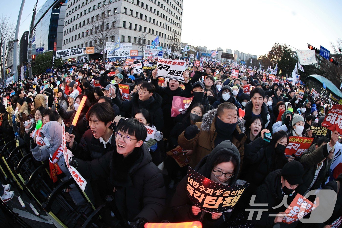 윤석열 대통령에 대한 탄핵소추안이 가결된 14일 오후 서울 여의도 국회의사당 앞에서 열린 윤석열 즉각 탄핵 범국민 촛불대행진에 참여한 시민들이 환호하고 있다. 2024.12.14/뉴스1 ⓒ News1 박정호 기자