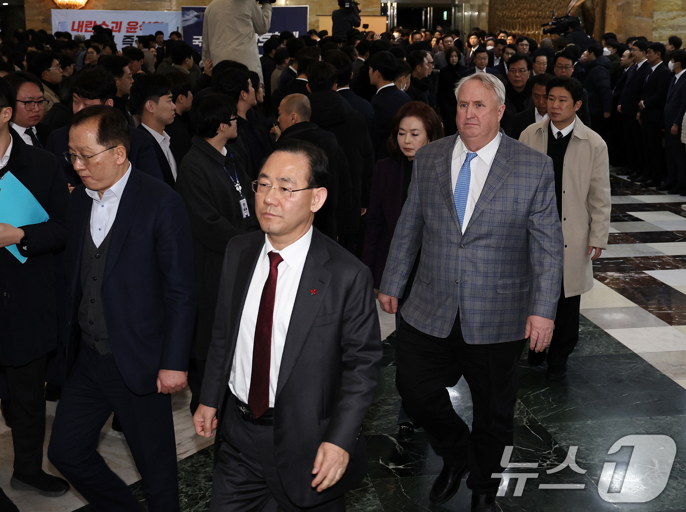 (서울=뉴스1) 구윤성 기자 = 주호영, 인요한, 진종오 등 국민의힘 의원들이 14일 오후 서울 여의도 국회에서 윤석열 대통령에 대한 탄핵소추안이 가결된 뒤 본회의장을 나서고 있다 …