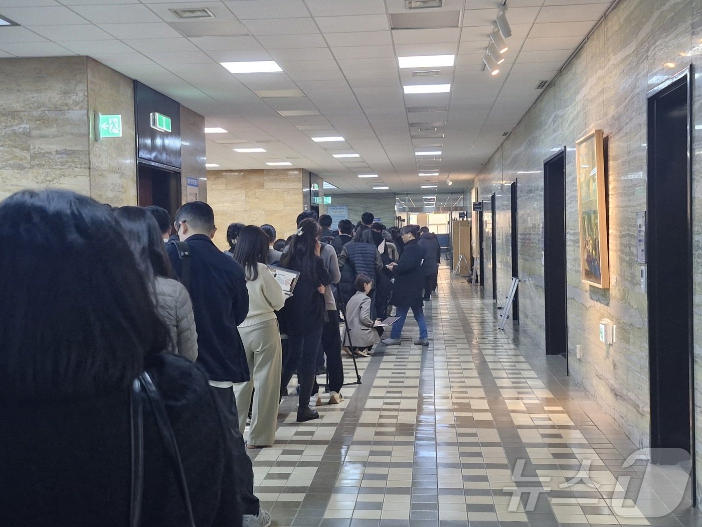 본문 이미지 - 14일 오후 국회 본회의 방청객석 입장을 위해 대기하고 있는 취재진들의 모습. 입장 두 시간 전부터 자리를 맡는 등 경쟁이 치열했다. (독자 제공)