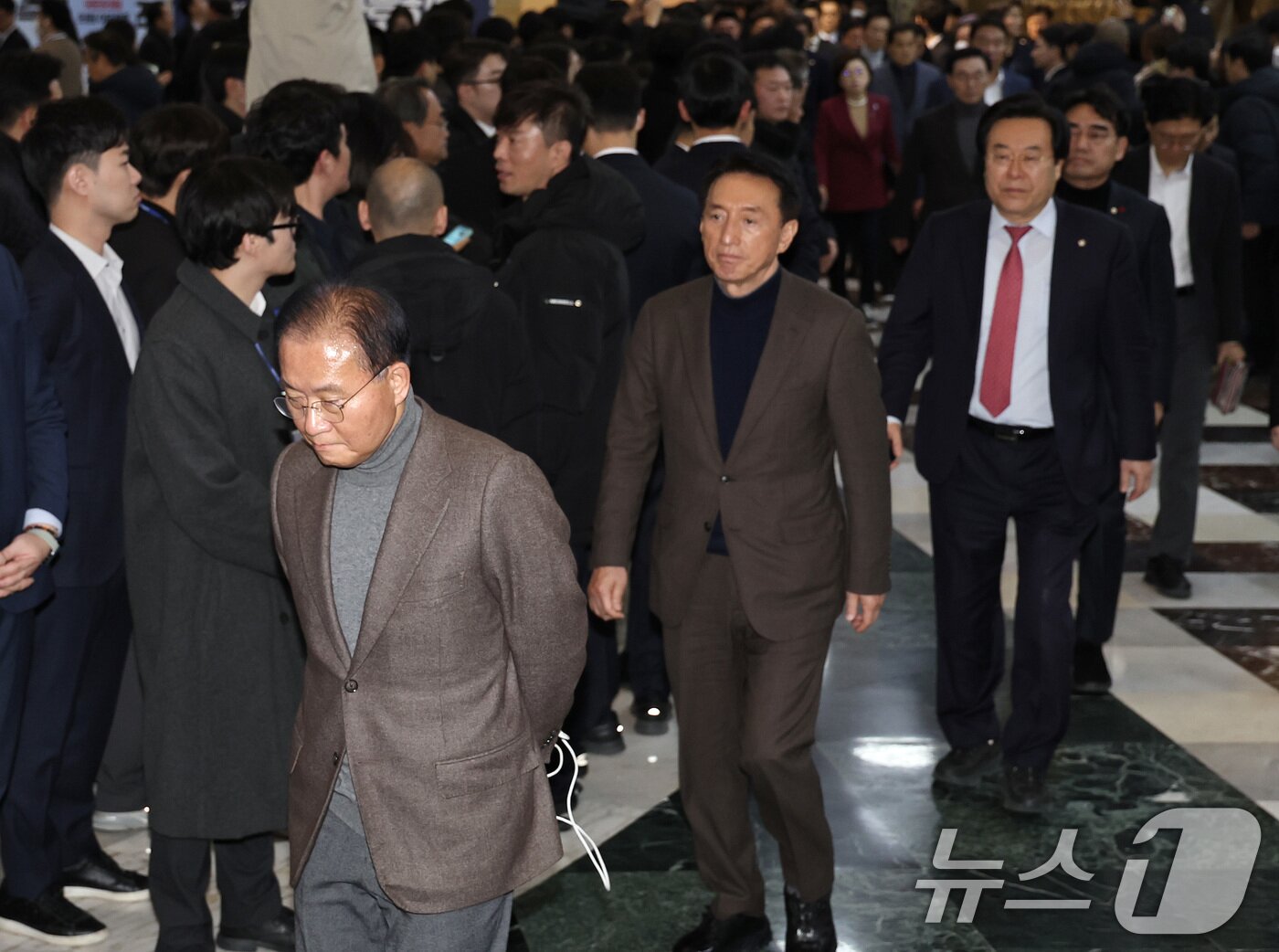 본문 이미지 - 윤재옥, 김석기 등 국민의힘 의원들이 14일 오후 서울 여의도 국회에서 윤석열 대통령에 대한 탄핵소추안이 가결된 뒤 본회의장을 나서고 있다. 윤 대통령 탄핵안은 재적의원 300명이 모두 투표에 참여해 찬성 204표, 반대 85표, 기권 3표, 무효 8표로 가결됐다. 2024.12.14/뉴스1 ⓒ News1 구윤성 기자