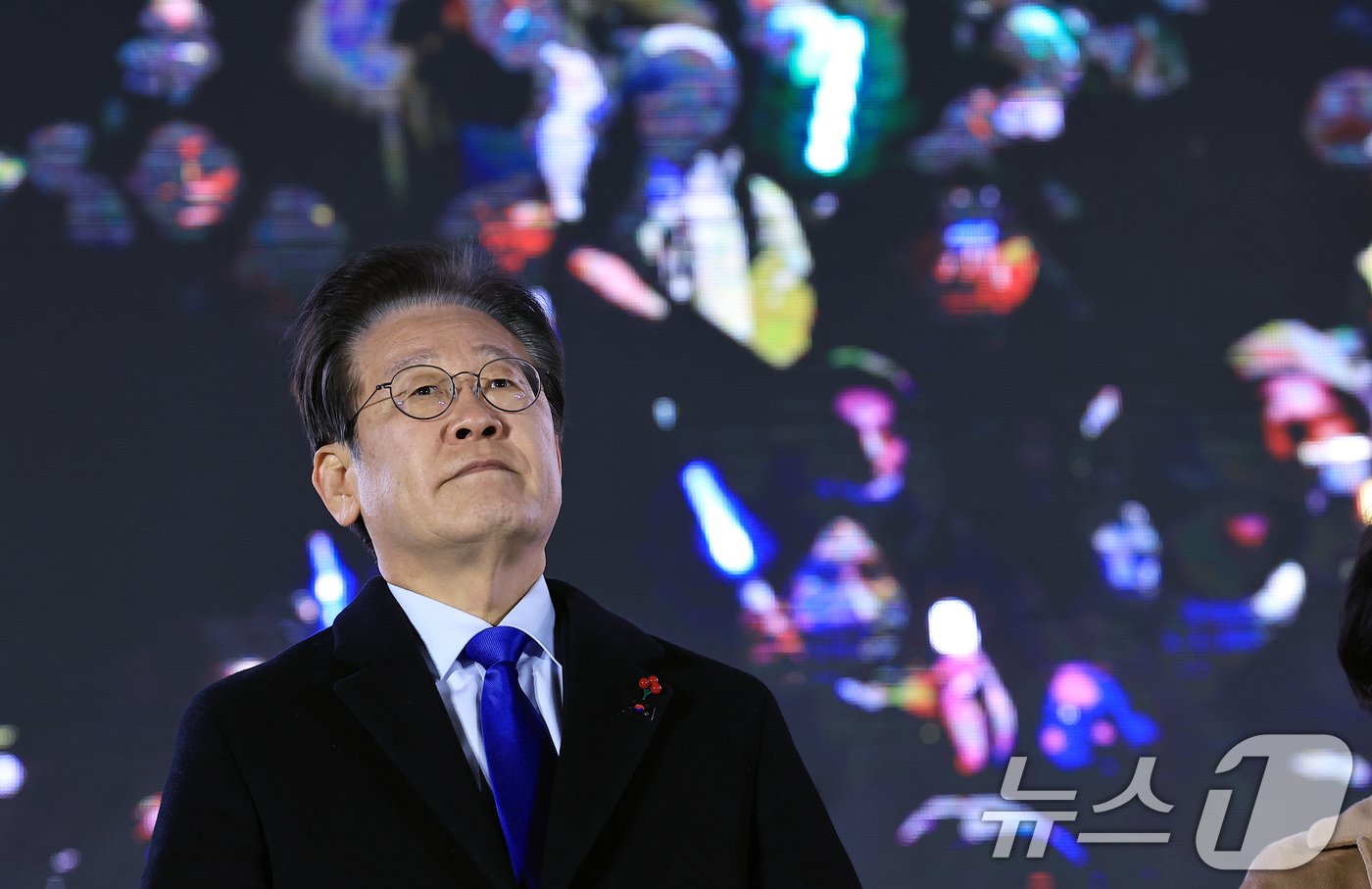 본문 이미지 - 이재명 더불어민주당 대표가 윤석열 대통령 탄핵안이 가결된 14일 오후 서울 여의도 국회의사당 앞에서 열린 윤석열 즉각 탄핵 범국민 촛불대회 무대에 올라 시민들을 바라보고 있다. 2024.12.14/뉴스1 ⓒ News1 박정호 기자