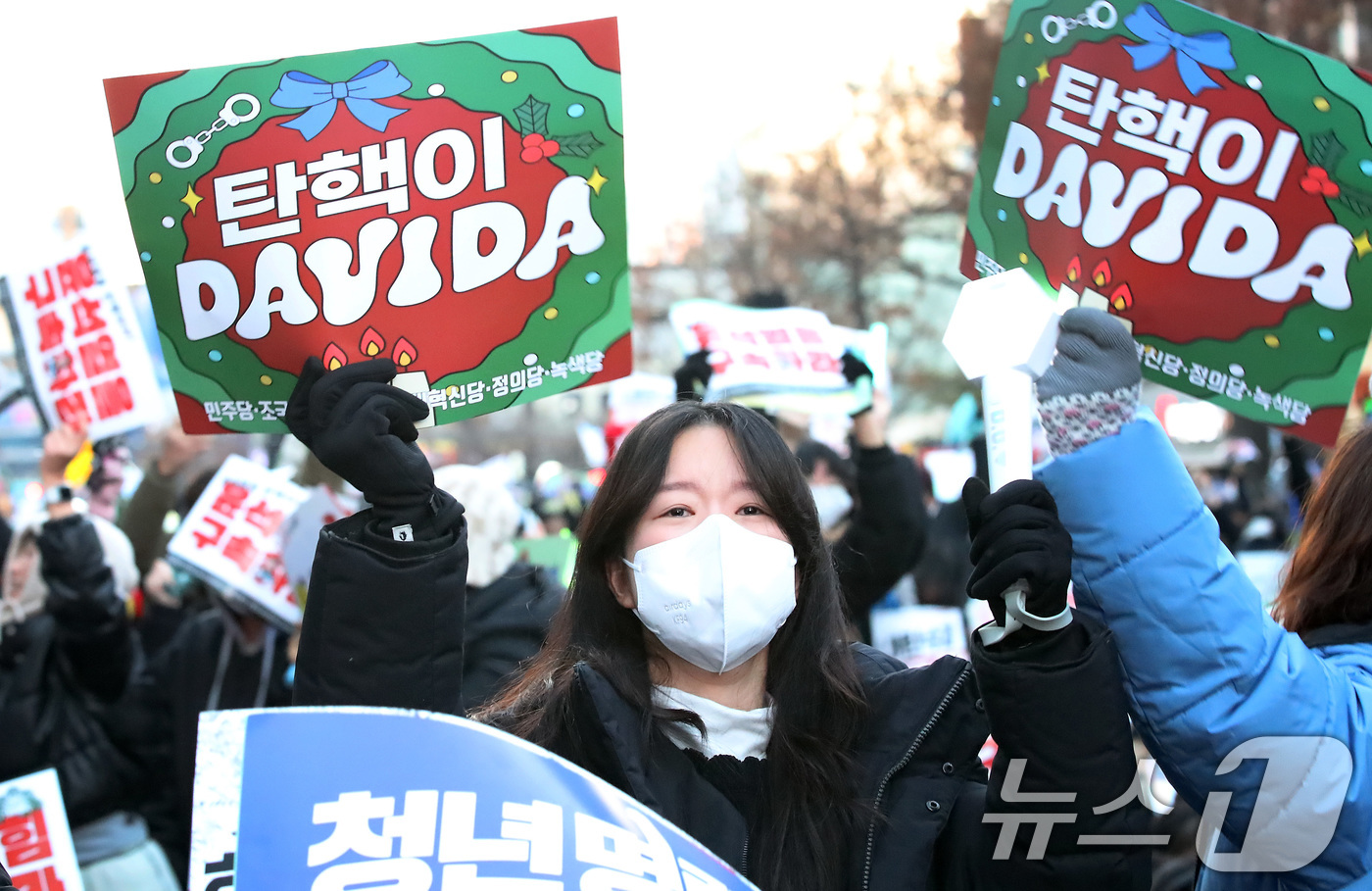 (대구=뉴스1) 공정식 기자 = 윤석열 대통령에 대한 2차 탄핵소추안이 국회에서 가결된 14일 오후 대구 중구 국채보상로를 가득 메운 시민들이 탄핵소추안 가결 소식에 감격하고 있다 …