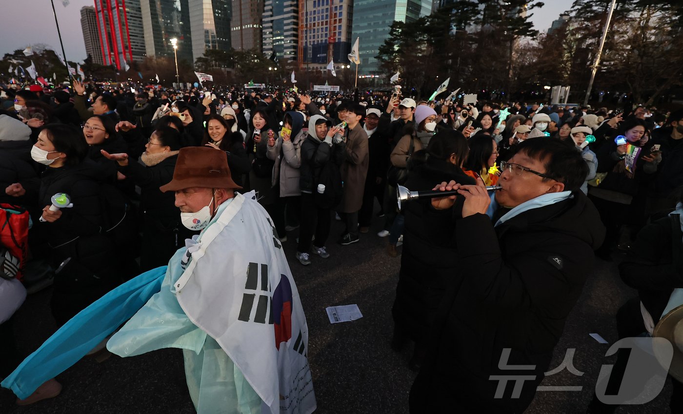 윤석열 대통령에 대한 탄핵소추안이 가결된 14일 오후 서울 여의도공원에서 윤석열 즉각 탄핵 범국민 촛불대행진에 참여한 시민들이 사물놀이를 하며 기뻐하고 있다. 2024.12.14/뉴스1 ⓒ News1 김도우 기자