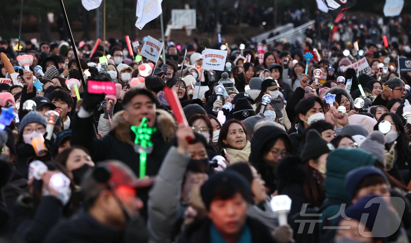 윤석열 대통령에 대한 탄핵소추안이 가결된 14일 오후 서울 여의도공원에서 윤석열 즉각 탄핵 범국민 촛불대행진에 참여한 시민들이 응원봉을 들고 기뻐하고 있다. 2024.12.14/뉴스1 ⓒ News1 김도우 기자