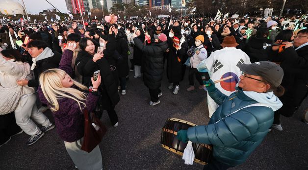 탄핵 가결에 기쁜 시민들