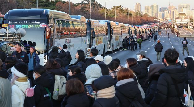 촛불집회 위해 국회 앞으로 모이는 시민들