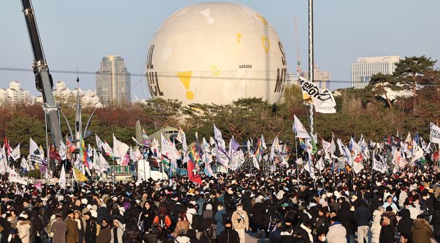 촛불집회 위해 국회 앞으로 모이는 시민들