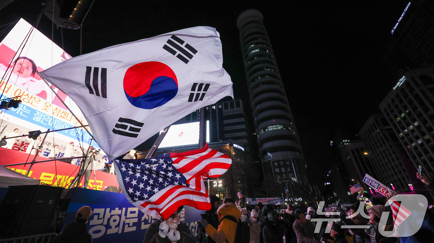 (서울=뉴스1) 김성진 기자 = 윤석열 대통령에 대한 탄핵소추안 재표결이 가결된 14일 오후 서울 세종대로 일대에서 열린 '자유 대한민국 수호 및 대통령 불법탄핵 저지' 12·14 …