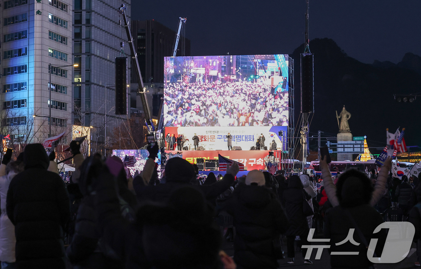 (서울=뉴스1) 김성진 기자 = 윤석열 대통령에 대한 탄핵소추안 재표결이 가결된 14일 오후 서울 세종대로 일대에서 열린 '자유 대한민국 수호 및 대통령 불법탄핵 저지' 12·14 …