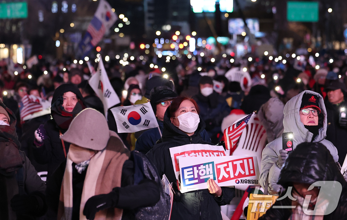 (서울=뉴스1) 김성진 기자 = 윤석열 대통령에 대한 탄핵소추안 재표결이 가결된 14일 오후 서울 세종대로 일대에서 열린 '자유 대한민국 수호 및 대통령 불법탄핵 저지' 12·14 …