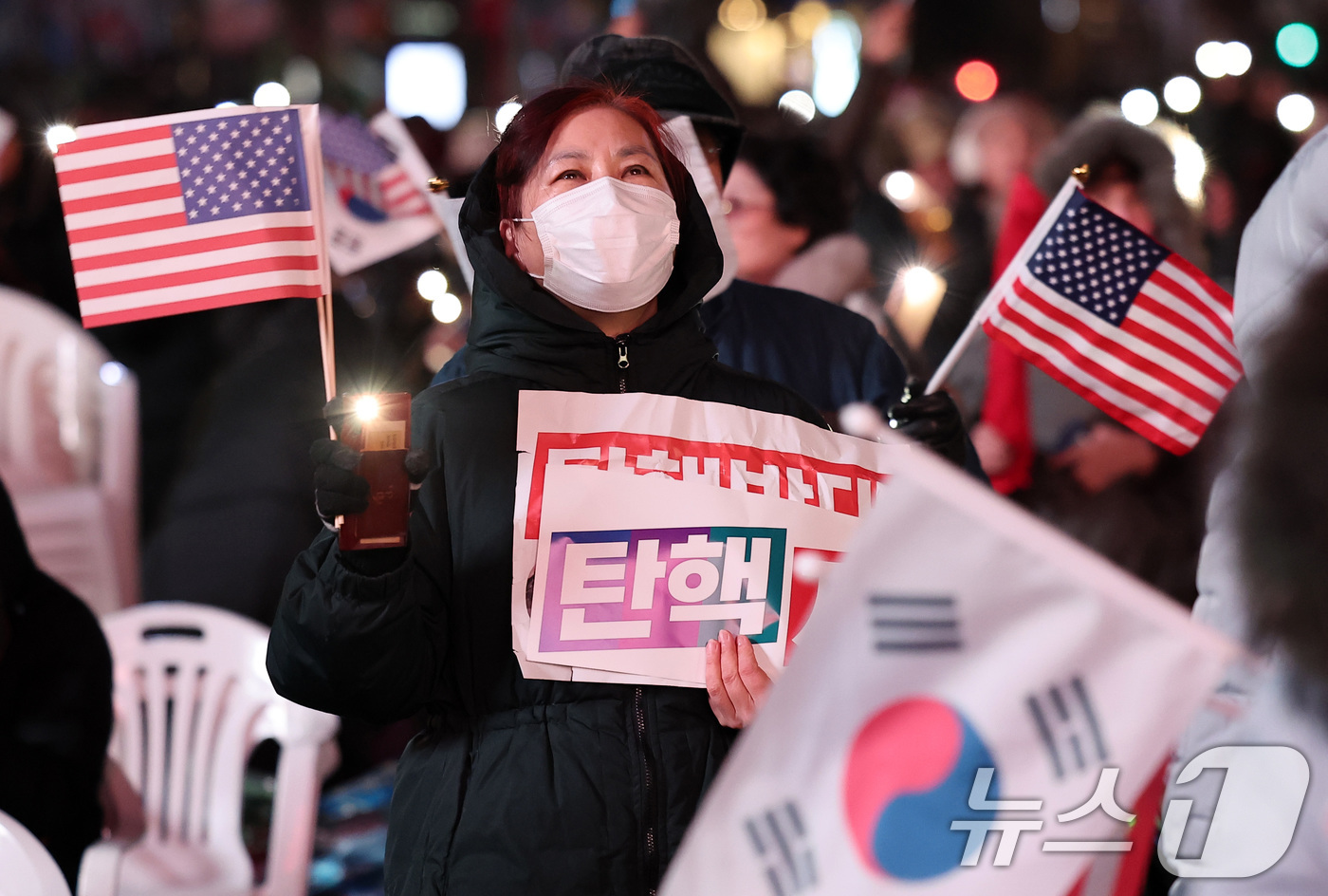 (서울=뉴스1) 김성진 기자 = 윤석열 대통령에 대한 탄핵소추안 재표결이 가결된 14일 오후 서울 세종대로 일대에서 열린 '자유 대한민국 수호 및 대통령 불법탄핵 저지' 12·14 …