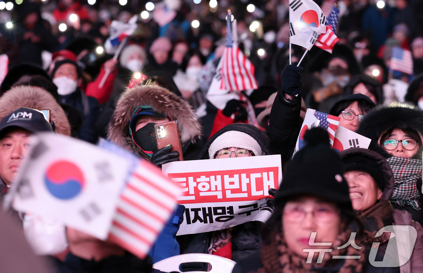 (서울=뉴스1) 김성진 기자 = 윤석열 대통령에 대한 탄핵소추안 재표결이 가결된 14일 오후 서울 세종대로 일대에서 열린 '자유 대한민국 수호 및 대통령 불법탄핵 저지' 12·14 …