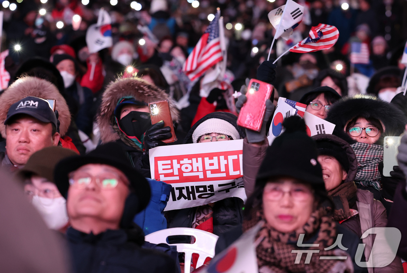 (서울=뉴스1) 김성진 기자 = 윤석열 대통령에 대한 탄핵소추안 재표결이 가결된 14일 오후 서울 세종대로 일대에서 열린 '자유 대한민국 수호 및 대통령 불법탄핵 저지' 12·14 …