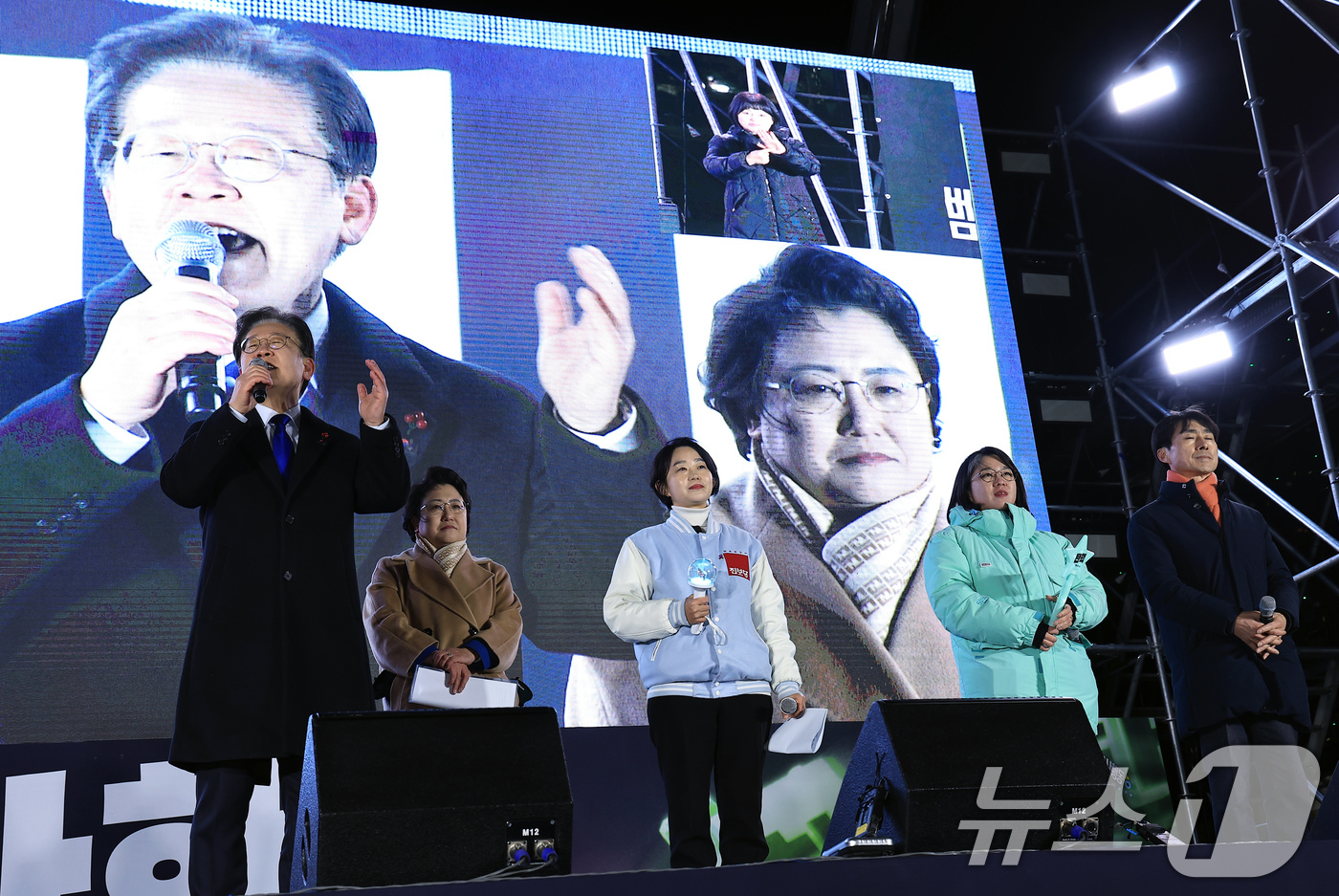 (서울=뉴스1) 박정호 기자 = 이재명 더불어민주당 대표가 윤석열 대통령 탄핵안이 가결된 14일 오후 서울 여의도 국회의사당 앞에서 열린 윤석열 즉각 탄핵 범국민 촛불대회 무대에 …