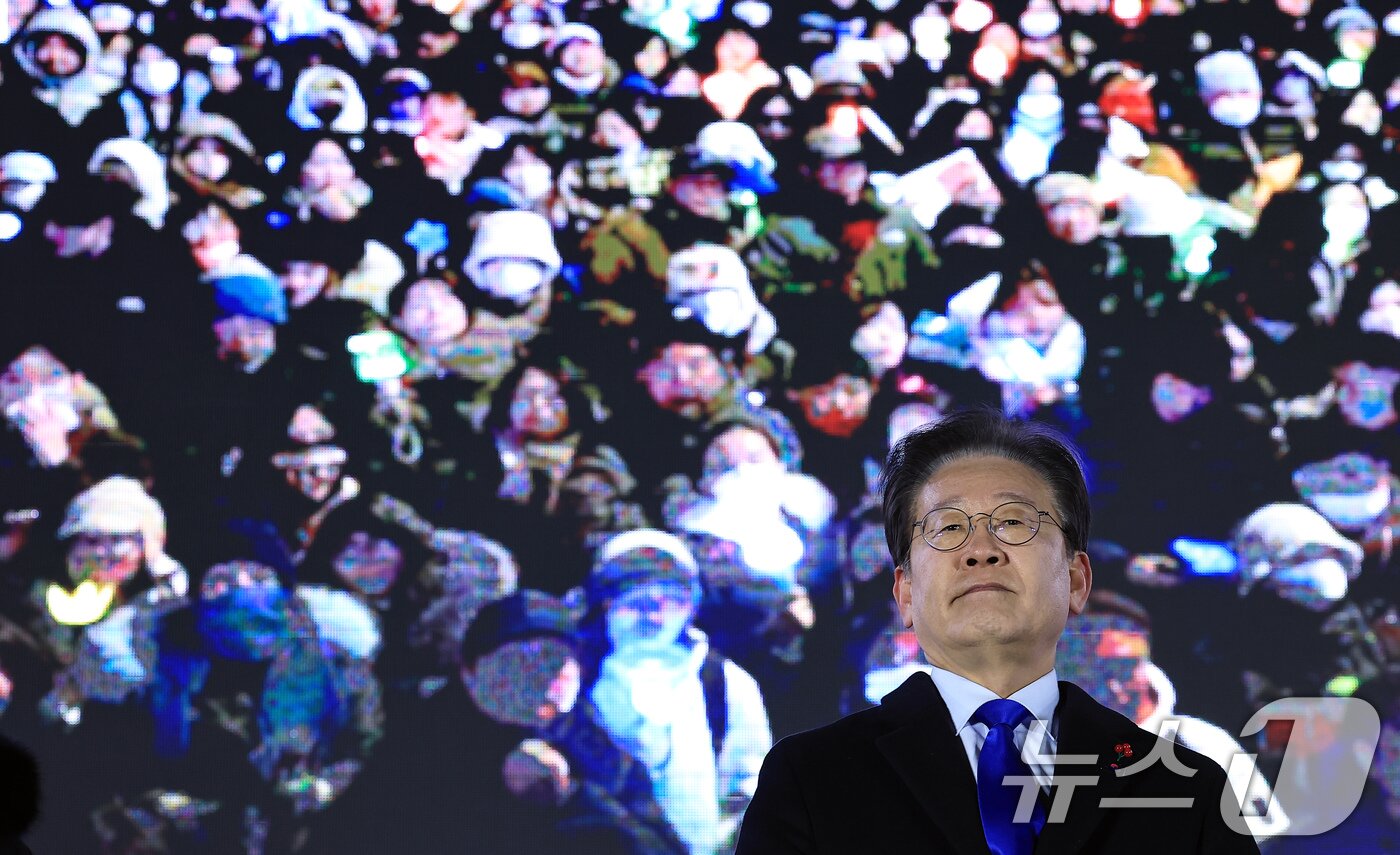 본문 이미지 - 이재명 더불어민주당 대표가 윤석열 대통령 탄핵안이 가결된 14일 오후 서울 여의도 국회의사당 앞에서 열린 윤석열 즉각 탄핵 범국민 촛불대회 무대에 올라 시민들을 바라보고 있다. 2024.12.14/뉴스1 ⓒ News1 박정호 기자