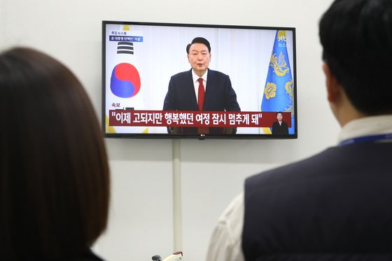 尹, 관저에 칩거…"포기하지 않겠다" 법적 대응 방안 고려