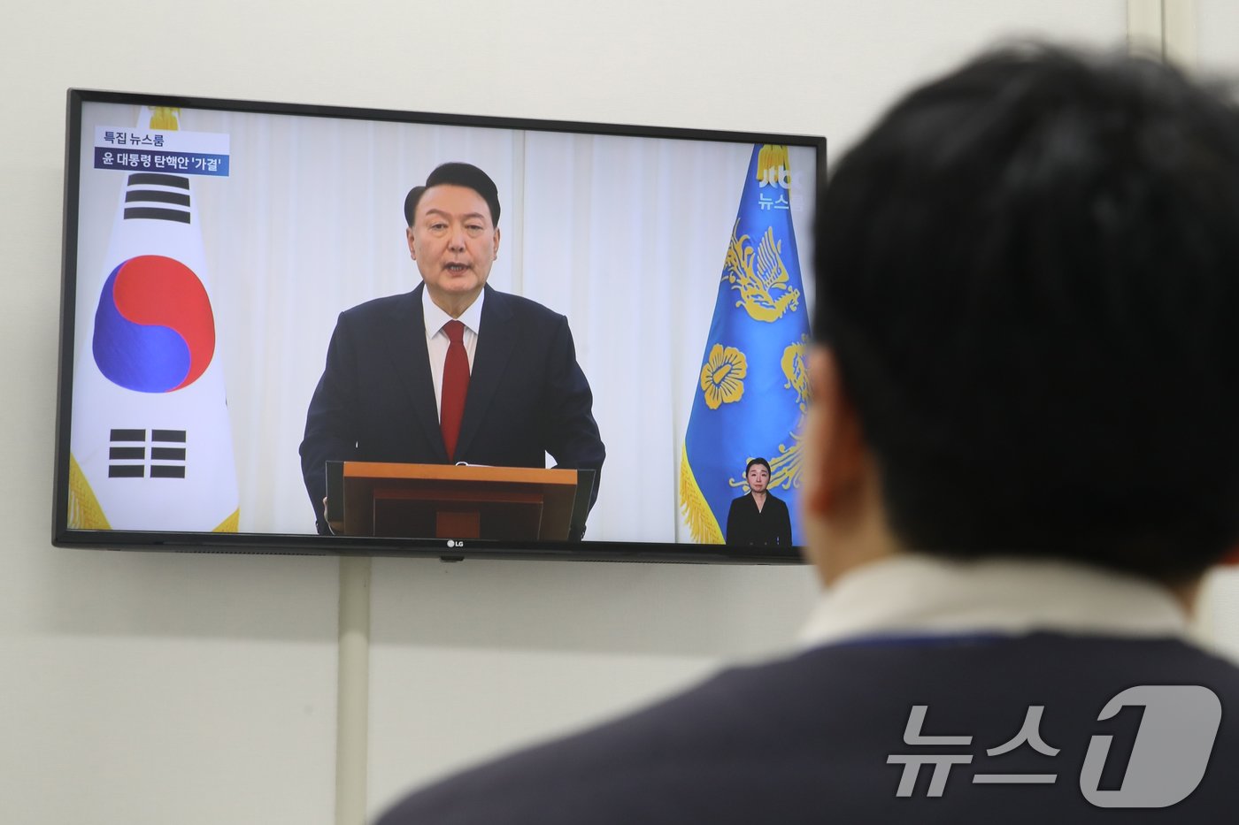 윤석열 대통령 탄핵소추안이 가결된 14일 오후 서울 여의도 국회에서 조국혁신당 당직자들이 윤 대통령의 &#39;국민께 드리는 말씀&#39;이라는 대국민 담화를 시청하고 있다. 2024.12.14/뉴스1 ⓒ News1 이광호 기자