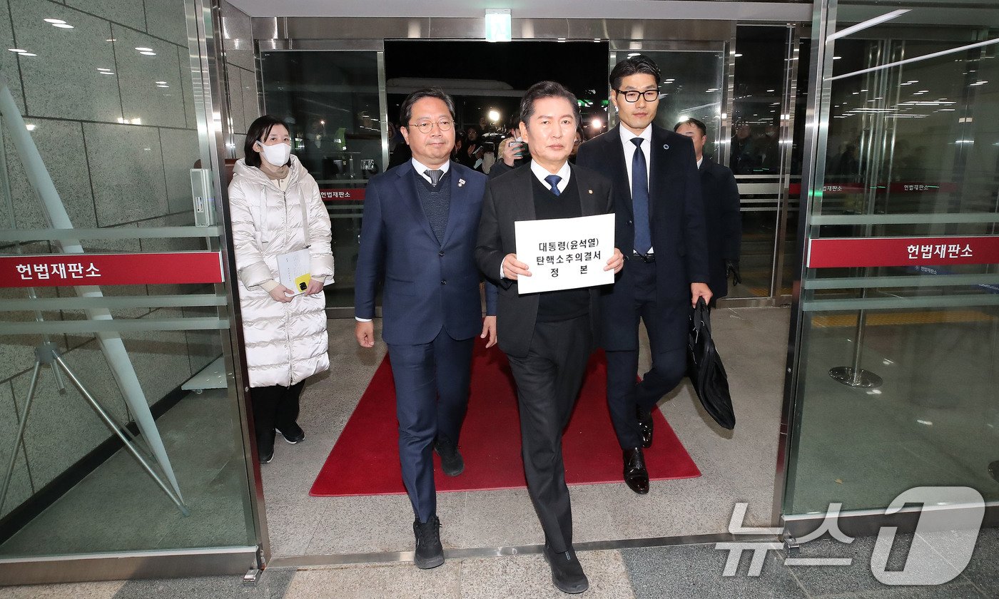 윤석열 대통령 탄핵소추안이 국회에서 가결된 14일 정청래 국회 법제사법위원장이 탄핵소추의결서 정본을 접수하기 위해 서울 종로구 헌법재판소에 들어서고 있다. 2024.12.14/뉴스1 ⓒ News1 박세연 기자