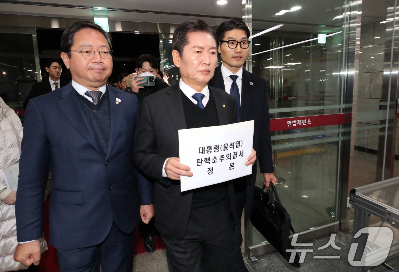 본문 이미지 - 윤석열 대통령 탄핵소추안이 국회에서 가결된 14일 정청래 국회 법제사법위원장이 탄핵소추의결서 정본을 접수하기 위해 서울 종로구 헌법재판소에 들어서고 있다. 2024.12.14/뉴스1 ⓒ News1 박세연 기자