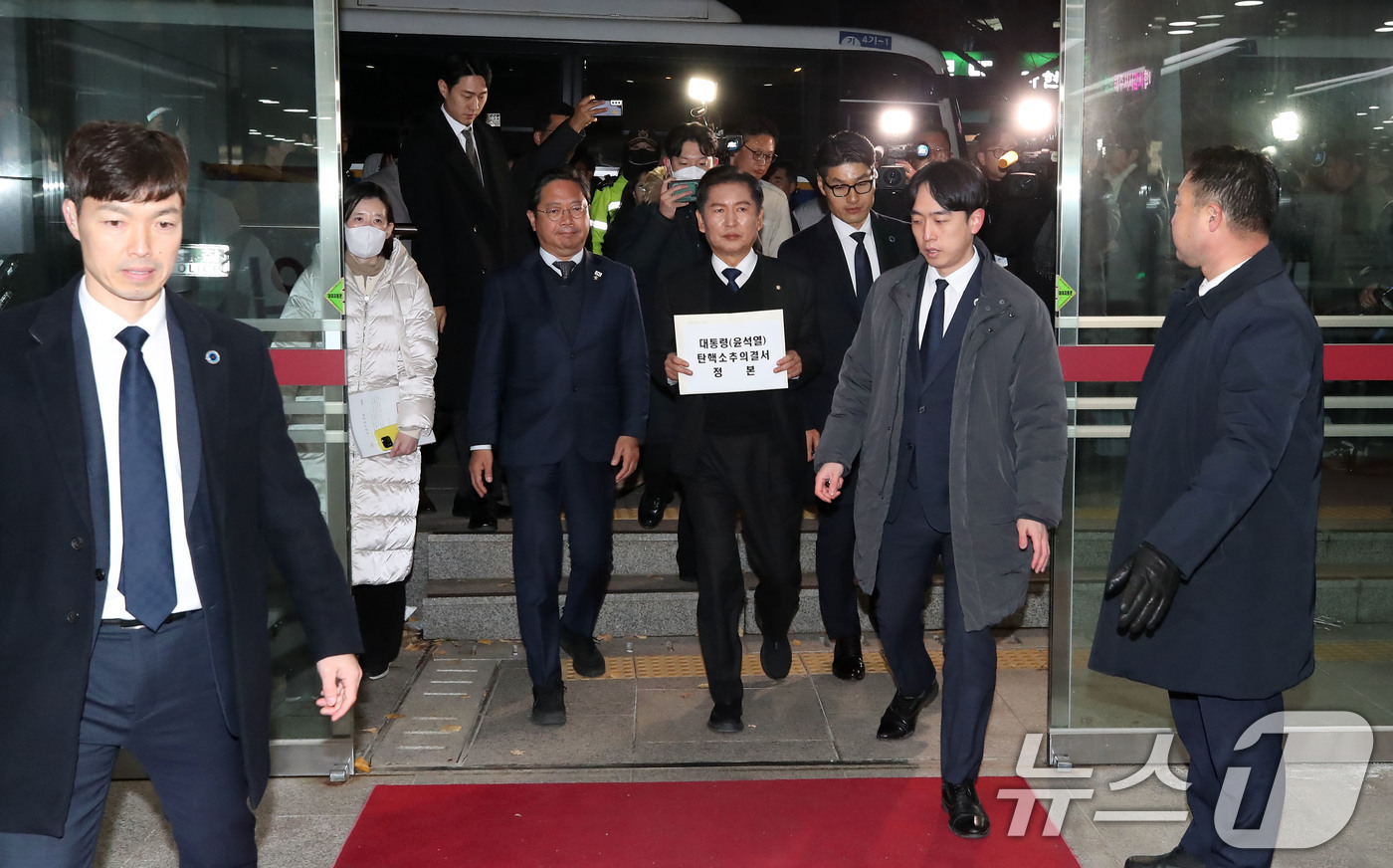 (서울=뉴스1) 박세연 기자 = 윤석열 대통령 탄핵소추안이 국회에서 가결된 14일 정청래 국회 법제사법위원장이 탄핵소추의결서 정본을 접수하기 위해 서울 종로구 헌법재판소에 들어서고 …