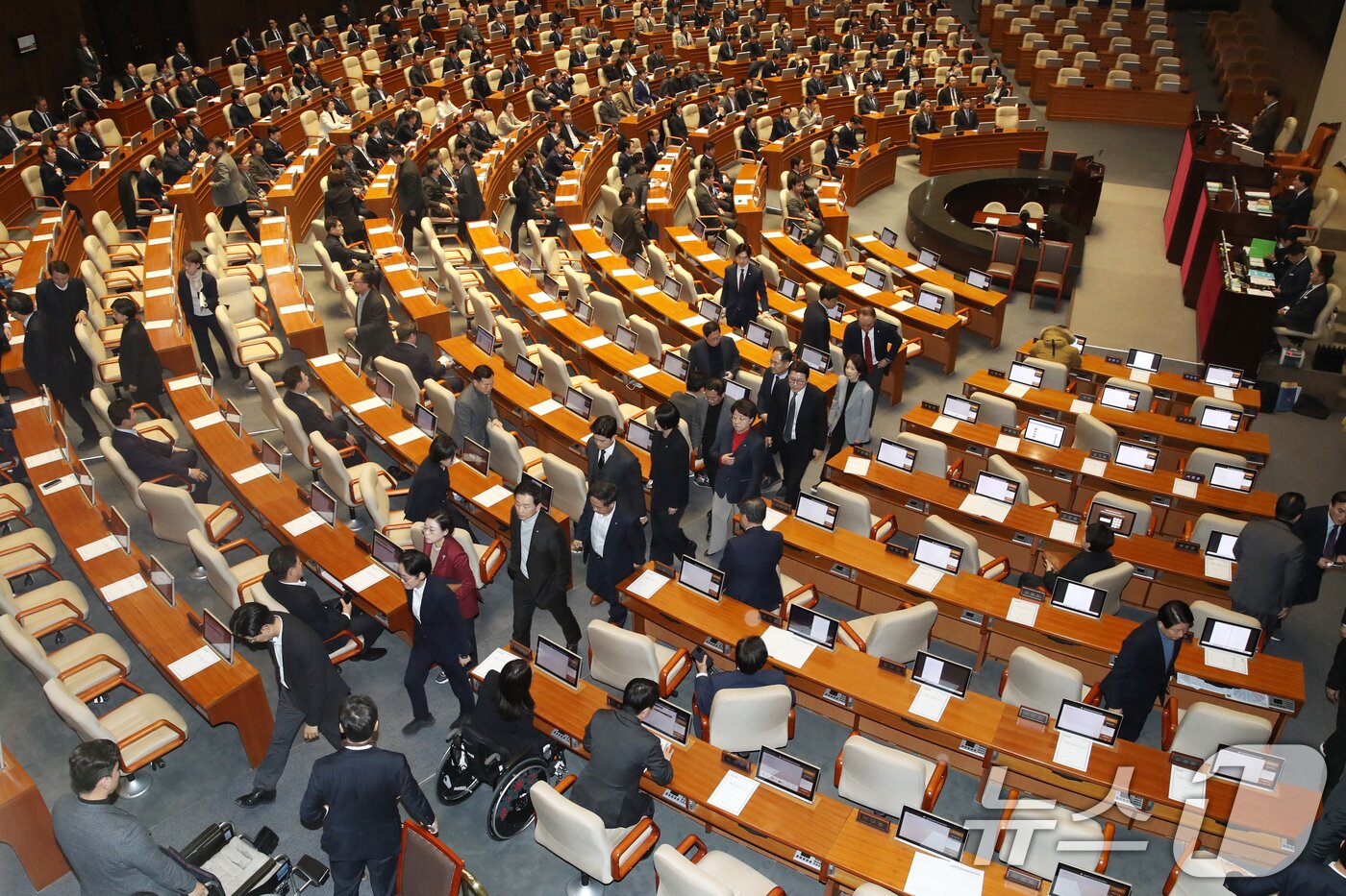 본문 이미지 - 국민의힘 의원들이 윤석열 대통령 탄핵안이 가결된 14일 오후 서울 여의도 국회 본회의장을 나서고 있다. 2024.12.14/뉴스1 ⓒ News1 이광호 기자