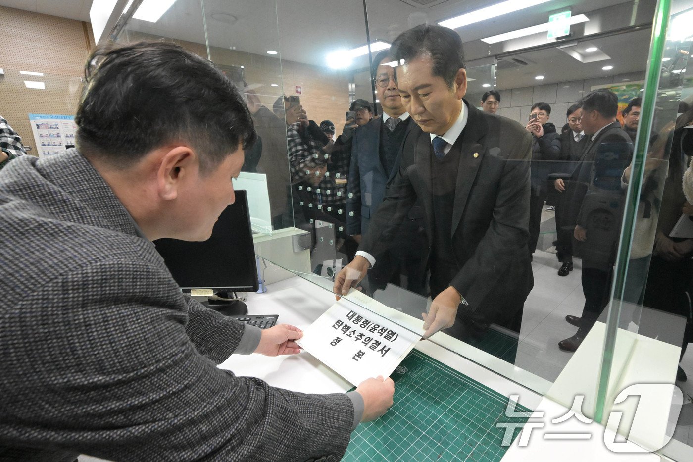 본문 이미지 - 윤석열 대통령 탄핵소추안이 국회에서 가결된 14일 정청래 국회 법제사법위원장이 서울 종로구 헌법재판소에서 탄핵소추의결서 정본을 제출하고 있다. &#40;공동취재&#41;2024.12.14/뉴스1 ⓒ News1 박세연 기자