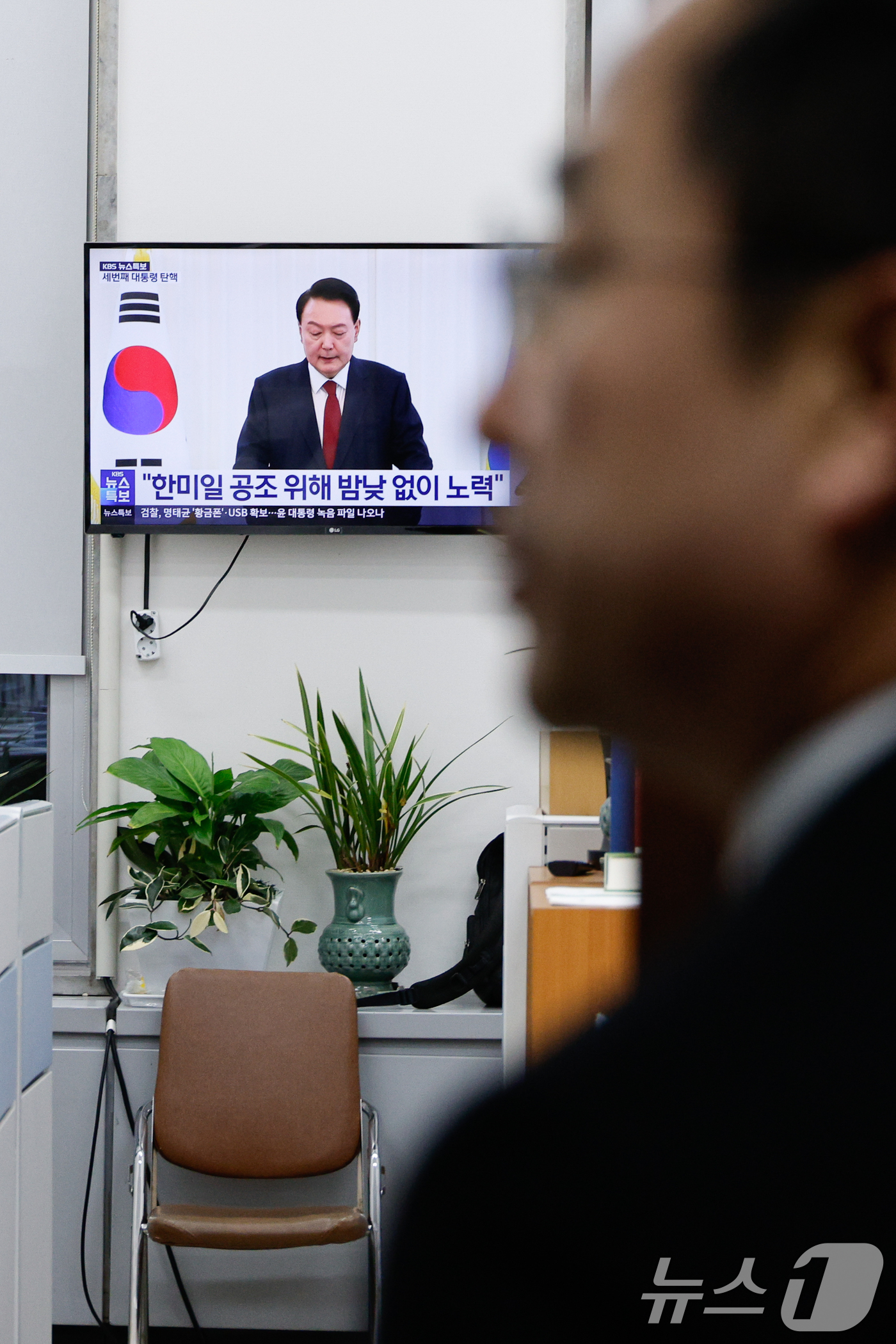 (서울=뉴스1) 안은나 기자 = 윤석열 대통령 탄핵안이 가결된 14일 오후 서울 여의도 국회에 윤 대통령의 '국민께 드리는 말씀' 대국민 담화가 나오고 있다. 오른쪽은 박성준 원내 …