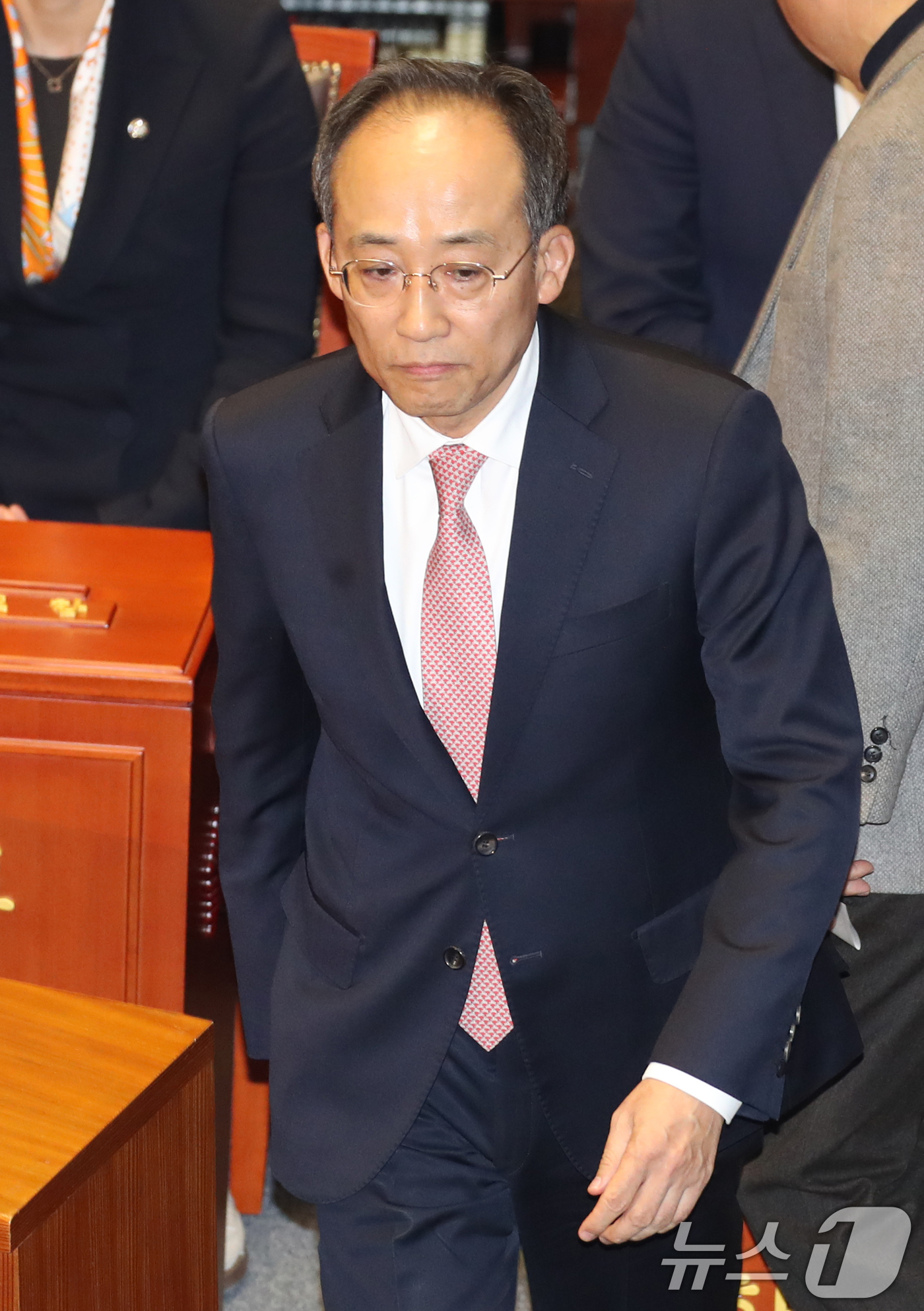 (서울=뉴스1) 이광호 기자 = 추경호 국민의힘 의원이 14일 오후 서울 여의도 국회에서 열린 본회의에서 윤석열 대통령 탄핵소추안 투표를 마친뒤 자리로 향하고 있다. 2024.12 …