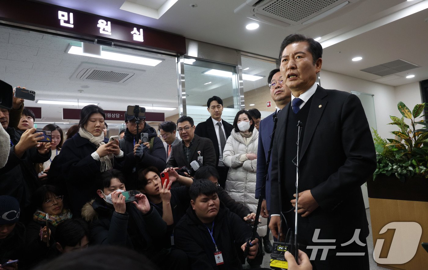 윤석열 대통령 탄핵소추안이 국회에서 가결된 14일 정청래 국회 법제사법위원장이 서울 종로구 헌법재판소에서 탄핵소추의결서 정본을 제출 후 발언하고 있다. &#40;공동취재&#41;2024.12.14/뉴스1 ⓒ News1 박세연 기자