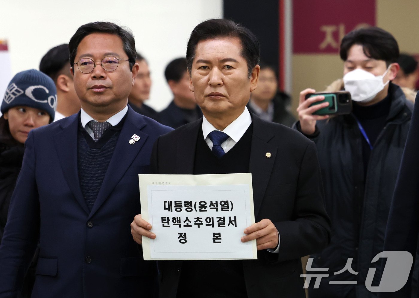 본문 이미지 - 윤석열 대통령 탄핵소추안이 국회에서 가결된 14일 정청래 국회 법제사법위원장이 서울 종로구 헌법재판소에서 탄핵소추의결서 정본을 제출하기 위해 민원실로 향하고 있다. &#40;공동취재&#41;2024.12.14/뉴스1 ⓒ News1 박세연 기자