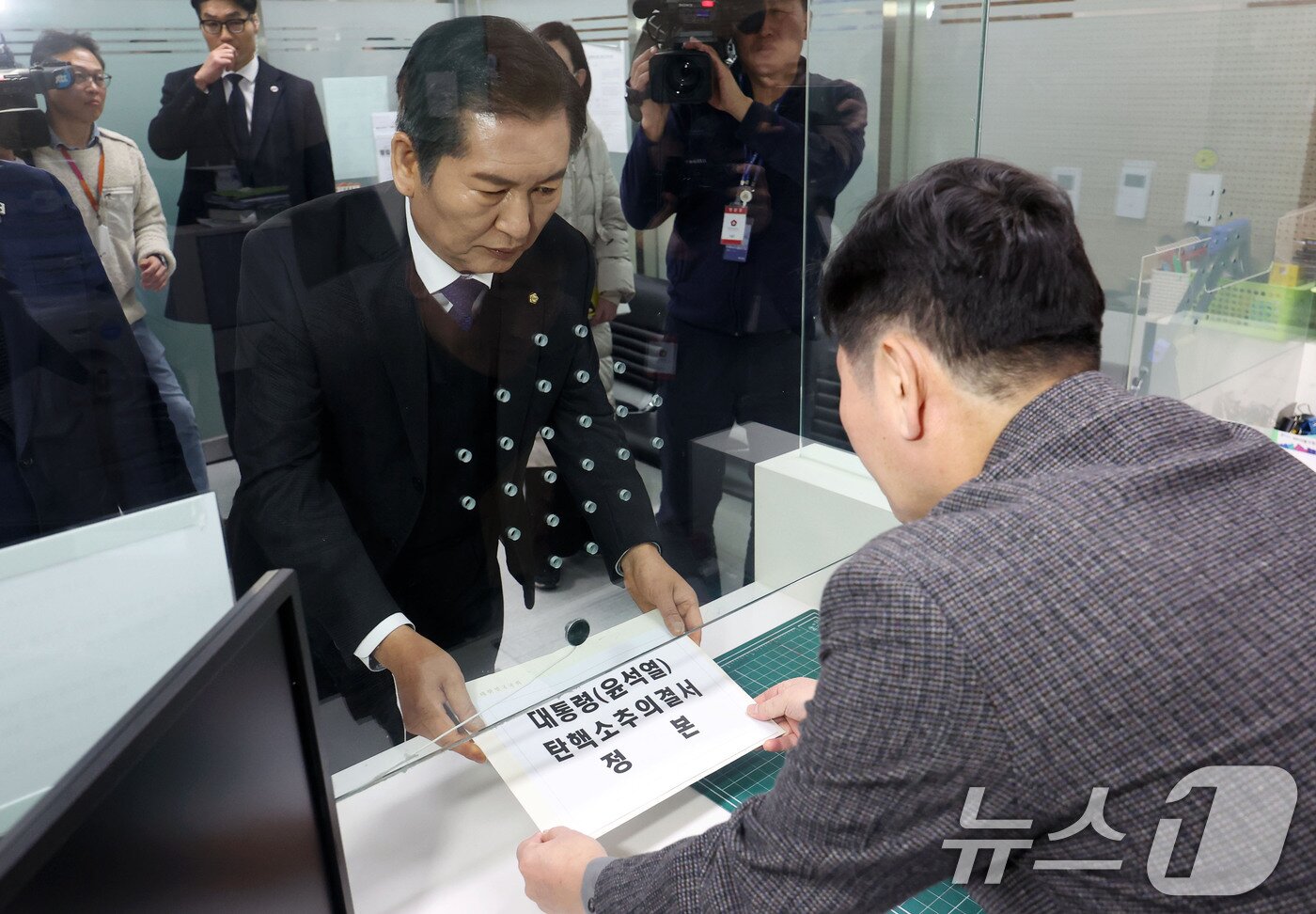 본문 이미지 - 윤석열 대통령 탄핵소추안이 국회에서 가결된 14일 정청래 국회 법제사법위원장이 서울 종로구 헌법재판소에서 탄핵소추의결서 정본을 제출하고 있다. &#40;공동취재&#41;2024.12.14/뉴스1 ⓒ News1 박세연 기자