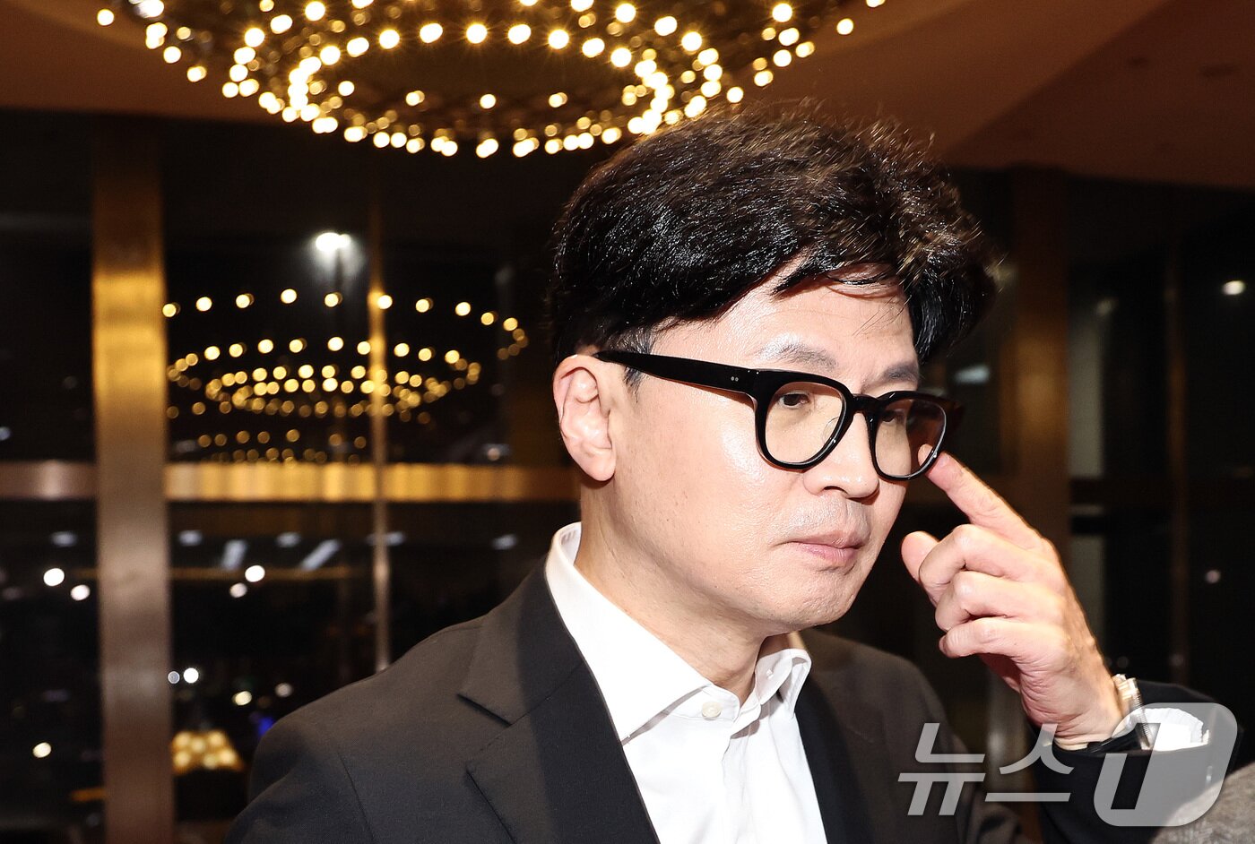본문 이미지 - 한동훈 국민의힘 대표가 14일 오후 서울 여의도 국회에서 윤석열 대통령에 대한 탄핵소추안이 가결된 뒤 비상의원총회장으로 향하고 있다. 2024.12.14/뉴스1 ⓒ News1 구윤성 기자