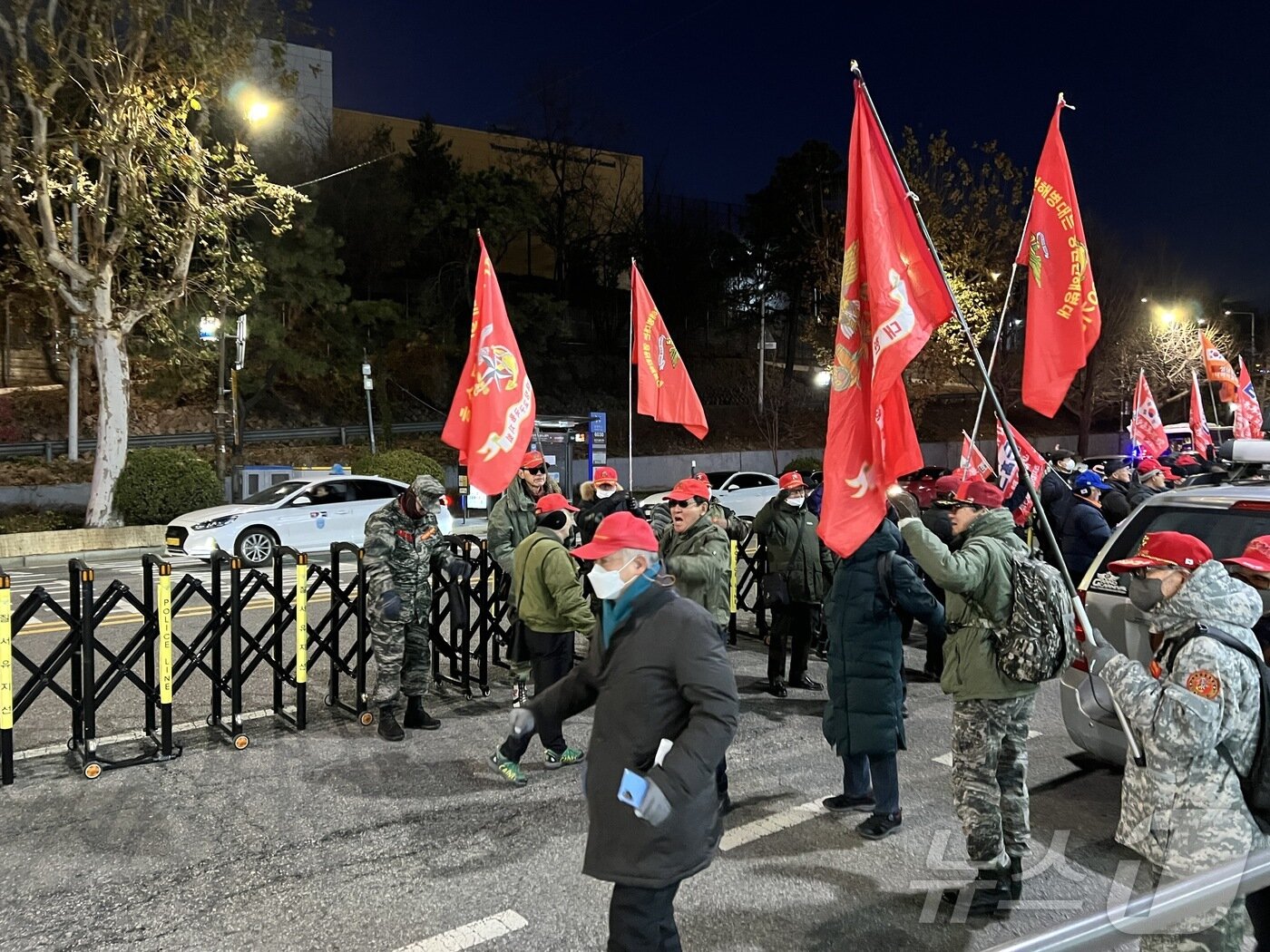 본문 이미지 - 윤석열 대통령에 대한 국회 탄핵소추안이 가결된 14일 오후 대통령 관저 인근에서 일부 시민이 대통령 지지 집회를 열고 있다.  ⓒ 뉴스1 김민수 기자