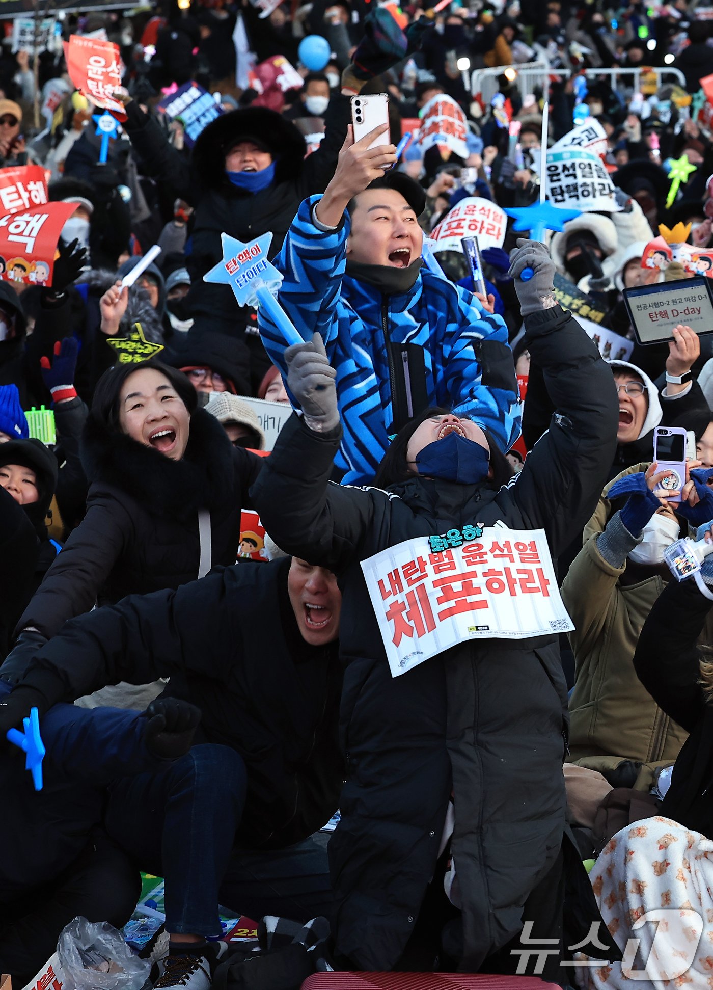 윤석열 대통령에 대한 탄핵소추안이 가결된 14일 오후 서울 여의도 국회의사당 앞에서 열린 윤석열 즉각 탄핵 범국민 촛불대행진에 참여한 시민들이 환호하고 있다. 2024.12.14/뉴스1 ⓒ News1 박정호 기자