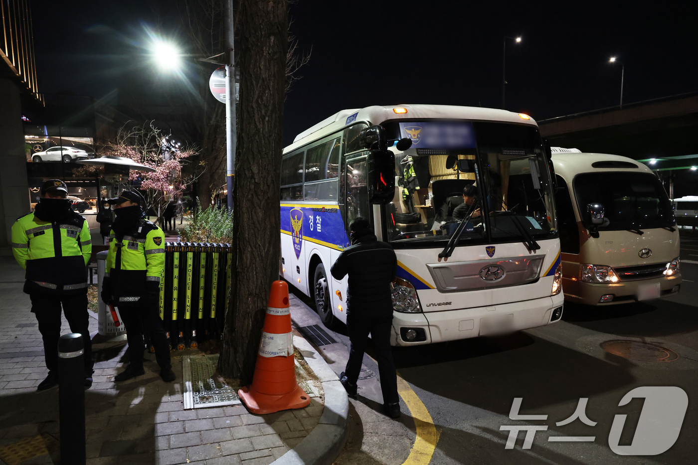 (서울=뉴스1) 송원영 기자 = 윤석열 대통령에 대한 국회 탄핵소추안이 가결된 14일 서울 용산구 한남동 대통령 관저 일대를 경찰들이 통제하고 있다. 이날 국회는 본회의를 열고 총 …