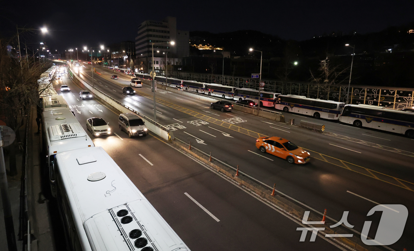 (서울=뉴스1) 송원영 기자 = 윤석열 대통령에 대한 국회 탄핵소추안이 가결된 14일 서울 용산구 한남동 대통령 관저 일대를 경찰들이 통제하고 있다. 이날 국회는 본회의를 열고 총 …