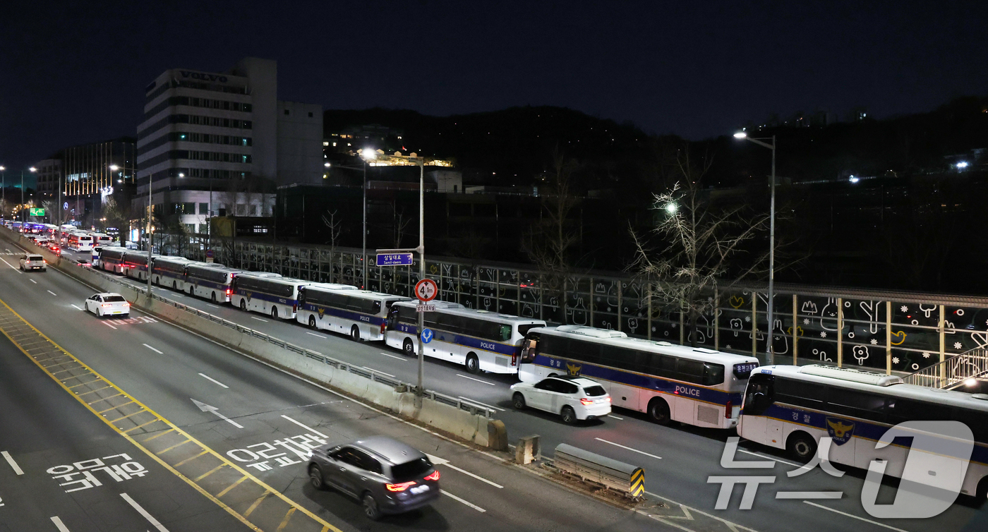 (서울=뉴스1) 송원영 기자 = 윤석열 대통령에 대한 국회 탄핵소추안이 가결된 14일 서울 용산구 한남동 대통령 관저 일대를 경찰들이 통제하고 있다. 이날 국회는 본회의를 열고 총 …