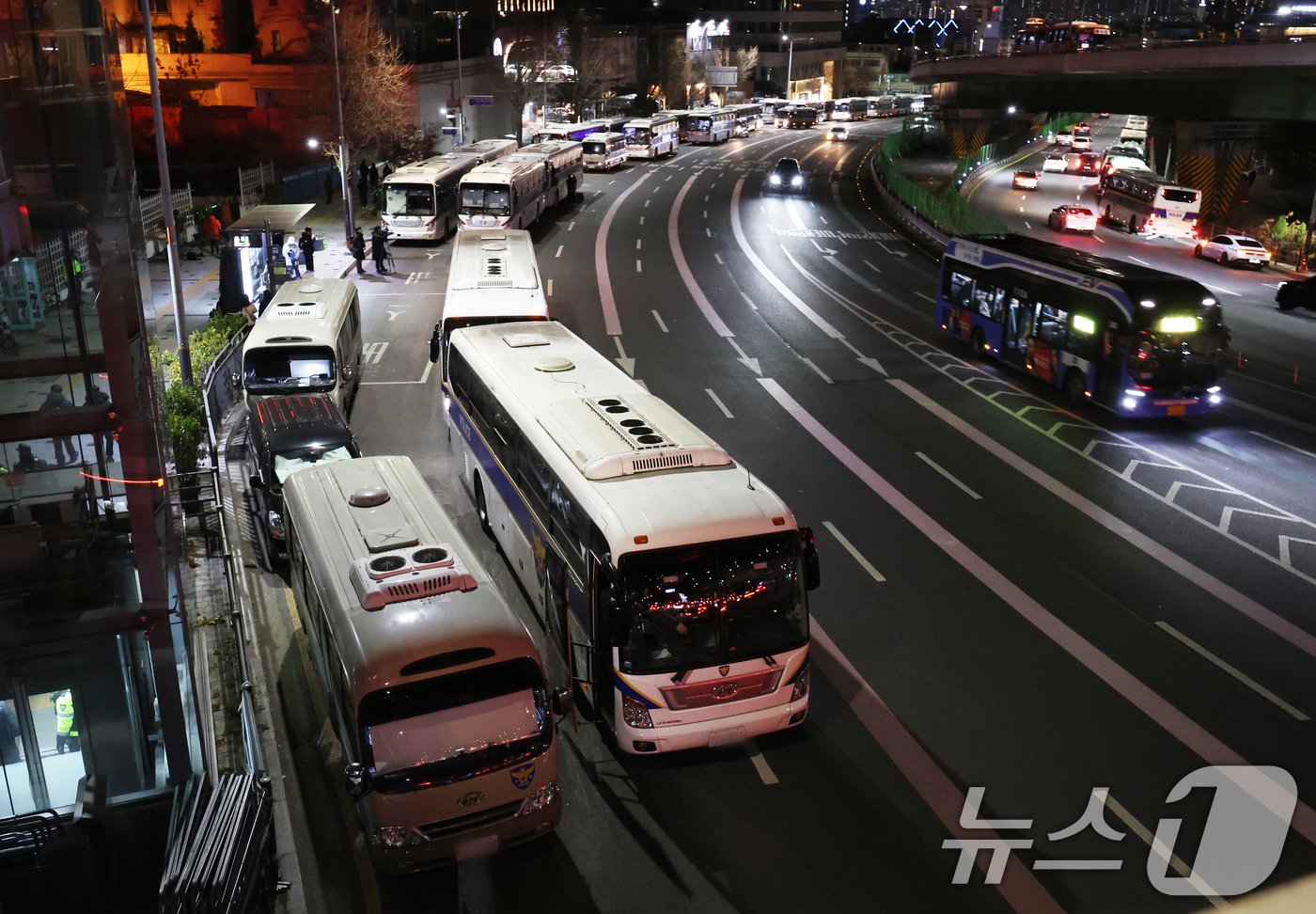 윤석열 대통령에 대한 국회 탄핵소추안이 가결된 14일 서울 용산구 한남동 대통령 관저 일대를 경찰들이 통제하고 있다. 이날 국회는 본회의를 열고 총투표수 300표 중 찬성 204표, 반대 85표, 기권 3표, 무효 8표로 윤 대통령에 대한 탄핵안을 가결했다. 2024.12.14/뉴스1 ⓒ News1 송원영 기자