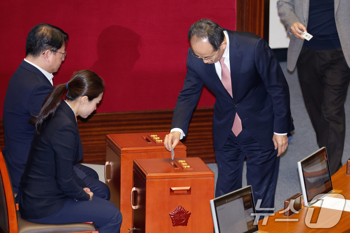 (서울=뉴스1) 안은나 기자 = 추경호 국민의힘 전 원내대표가 14일 오후 서울 여의도 국회에서 열린 제419회국회(임시회) 제4차 본회의에서 윤석열 대통령 탄핵소추안 무기명 투표 …