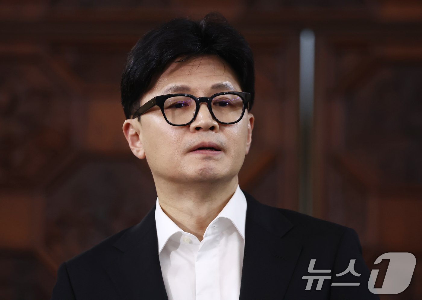 본문 이미지 - 윤석열 대통령 탄핵소추안이 국회 본회의를 통과한 14일 한동훈 국민의힘 대표가 서울 여의도 국회에서 열린 의원총회 도중 나와 입장을 밝히고 있다. 2024.12.14/뉴스1 ⓒ News1 김민지 기자