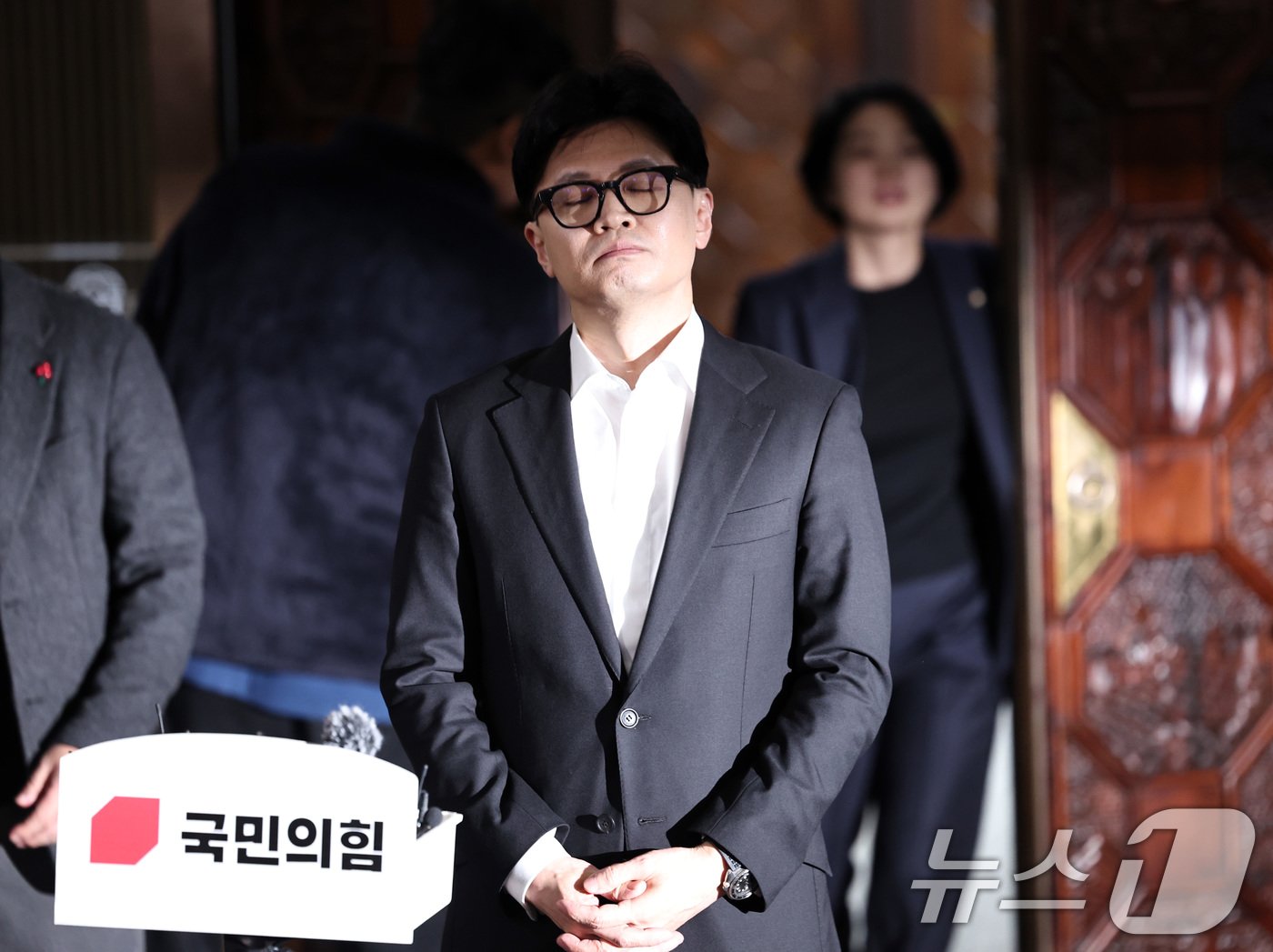 본문 이미지 - 한동훈 국민의힘 대표가 14일 오후 서울 여의도 국회에서 윤석열 대통령에 대한 탄핵소추안 가결 관련 입장을 밝히기 전 생각에 잠겨 있다. 2024.12.14/뉴스1 ⓒ News1 구윤성 기자