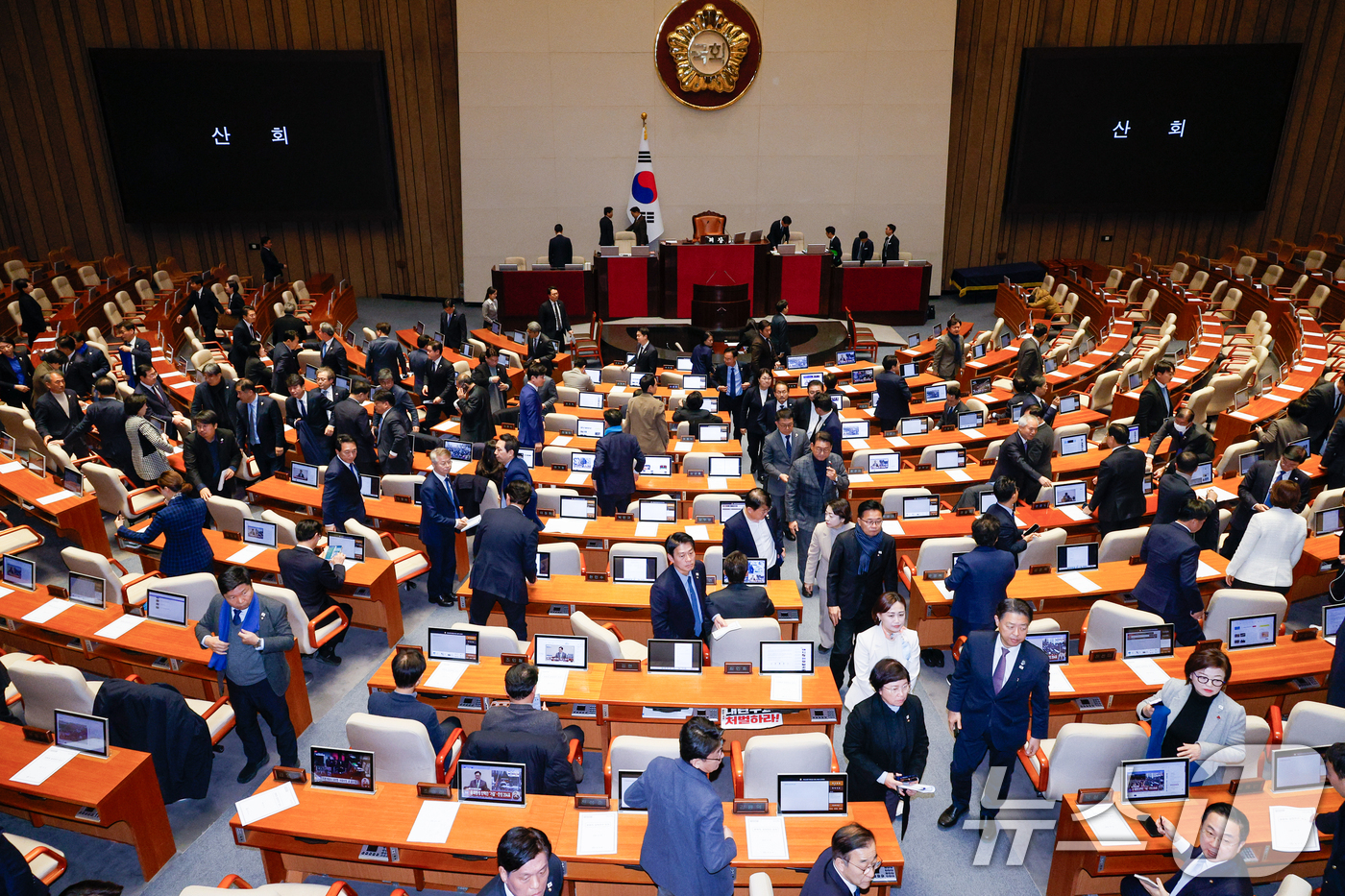 (서울=뉴스1) 안은나 기자 = 윤석열 대통령 탄핵소추안이 가결된 14일 오후 서울 여의도 국회 본회의장에서 야당 의원들이 퇴장하고 있다. 2024.12.14/뉴스1