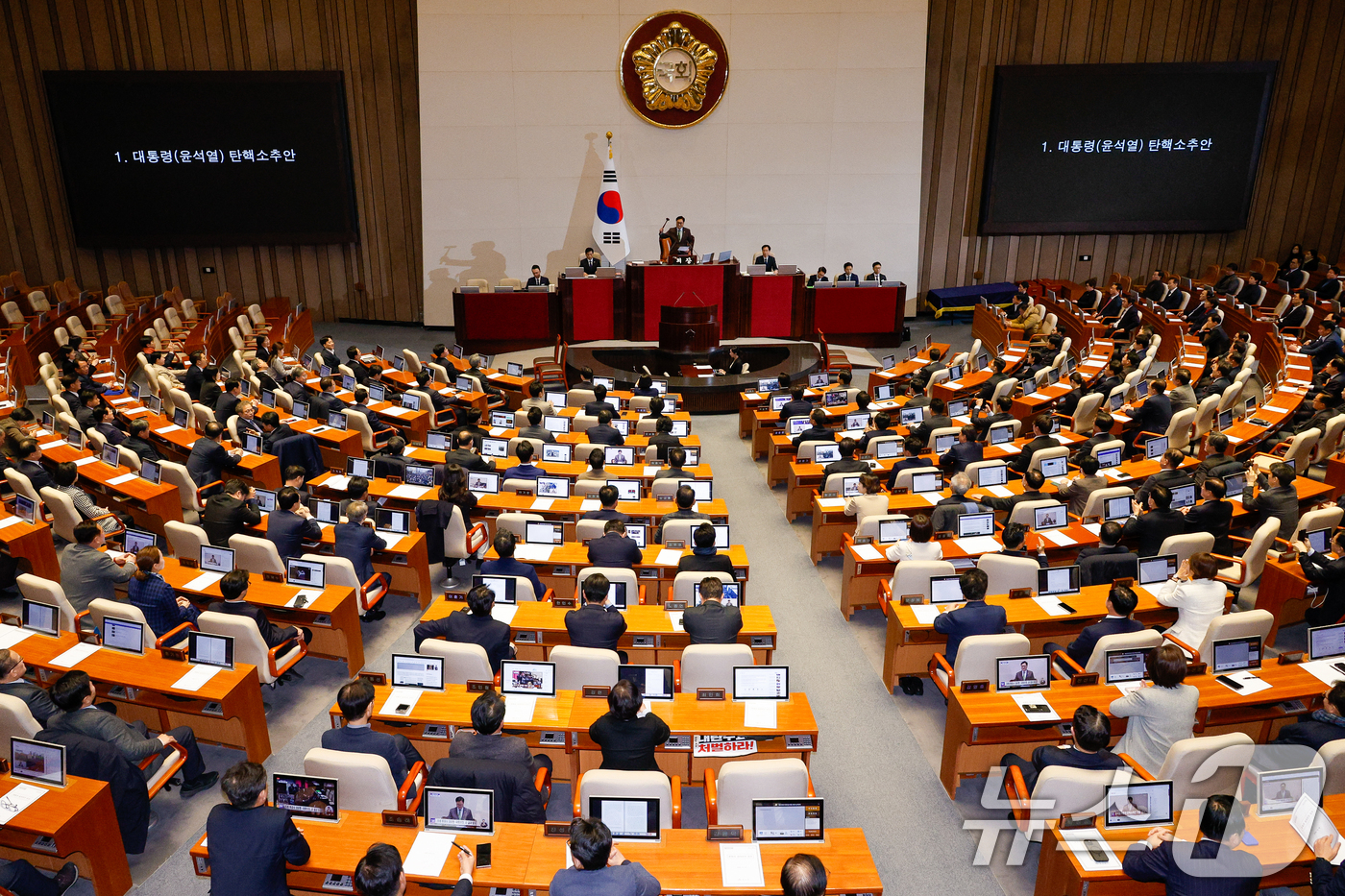 (서울=뉴스1) 안은나 기자 = 우원식 국회의장이 14일 오후 서울 여의도 국회에서 열린 제419회국회(임시회) 제4차 본회의에서 윤석열 대통령 탄핵소추안을 가결을 선언하고 있다. …