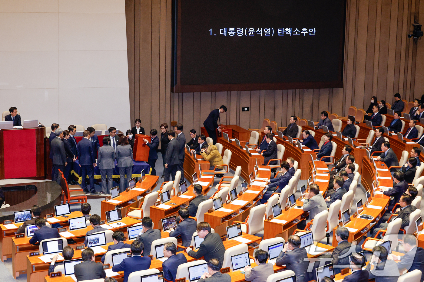 (서울=뉴스1) 안은나 기자 = 14일 오후 서울 여의도 국회에서 열린 제419회국회(임시회) 제4차 본회의에서 감표 위원들이 윤석열 대통령 탄핵소추안 투표함을 열고 있다. 12· …